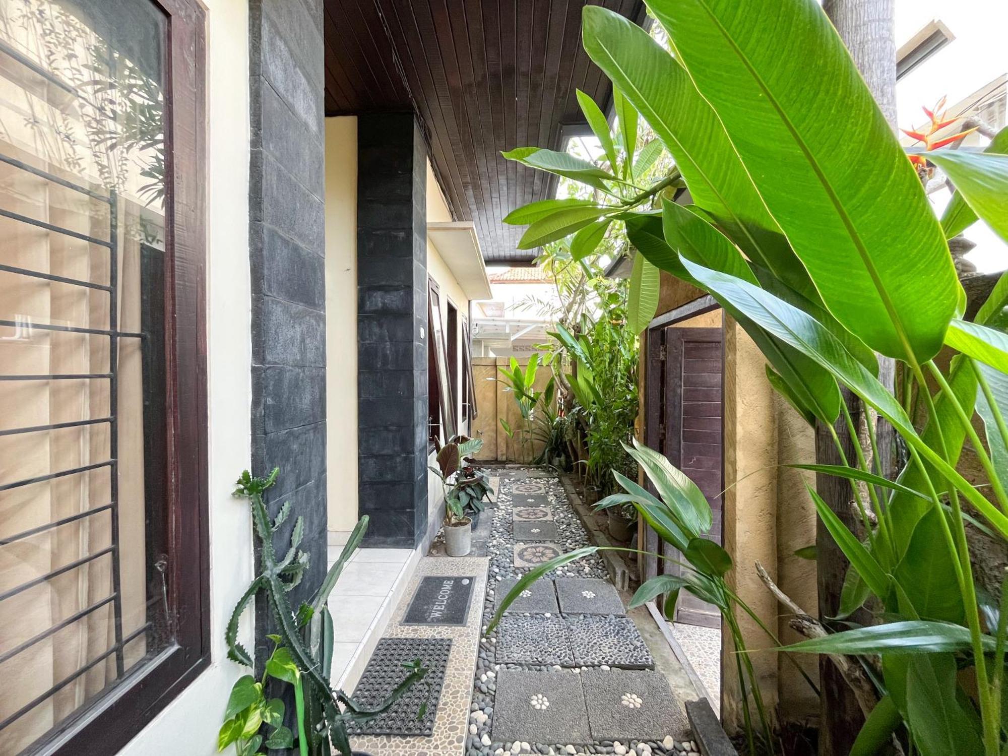 Adi Surya Guest House Seminyak Værelse billede